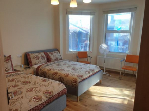 London Luxury Spacious 2 Bedroom Apartment 4 mins from Ilford Stn. FREE parking